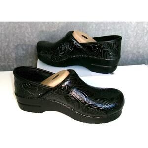 NIB Dansko Tooled Leather Nursing Clogs Black EU 37 US 6.5-7